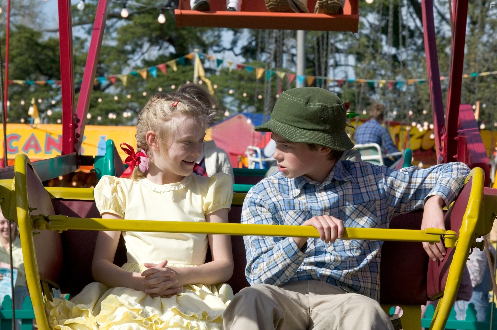 Dakota Fanning and Julian O'Donnell in Паутина Шарлотты (2006)