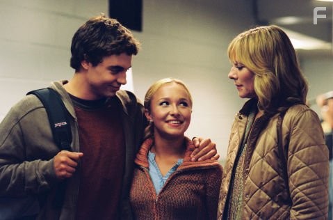 L-R:  Teddy (Trevor Blumas), Gen (Hayden Panettiere), Tina (Kim Cattrall).