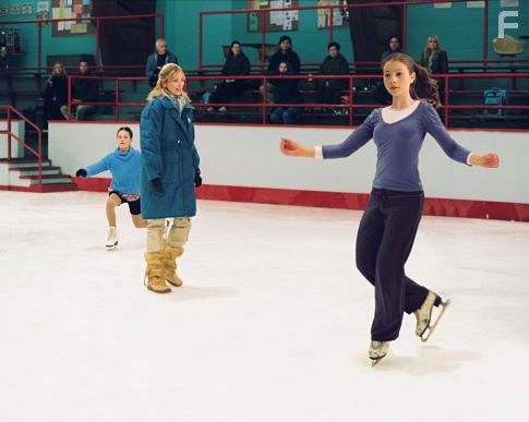 Kim Cattrall (center left), Michelle Trachtenberg (right)