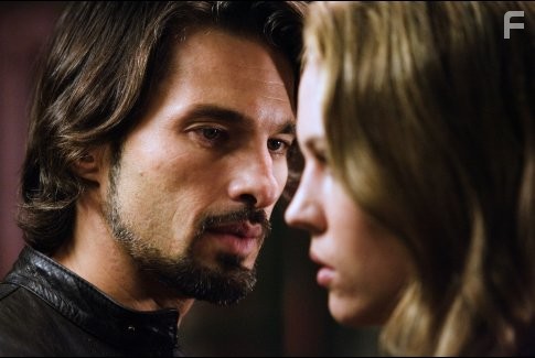 Agnes Bruckner and Olivier Martinez in Кровь и шоколад (2007)