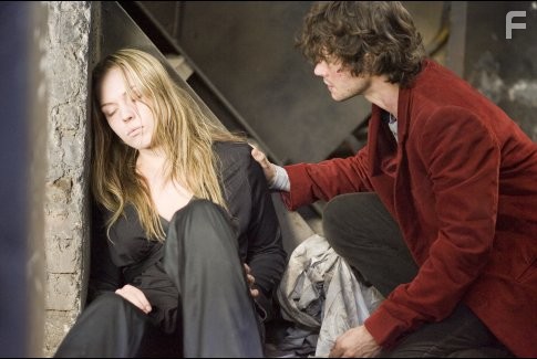 Agnes Bruckner and Hugh Dancy in Кровь и шоколад (2007)