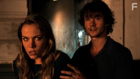 Agnes Bruckner and Hugh Dancy in Кровь и шоколад (2007)