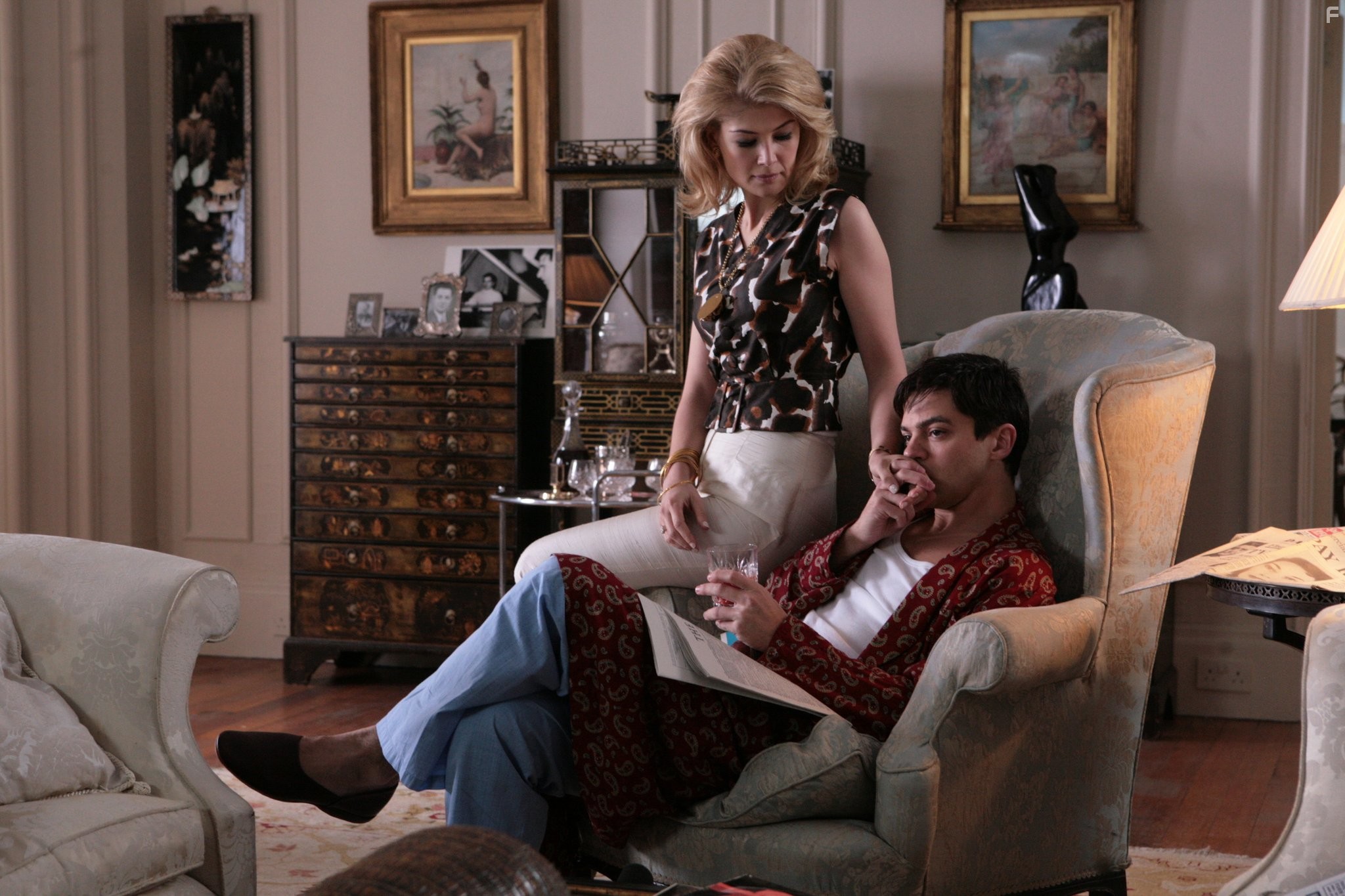 Rosamund Pike and Dominic Cooper in Воспитание чувств (2009)