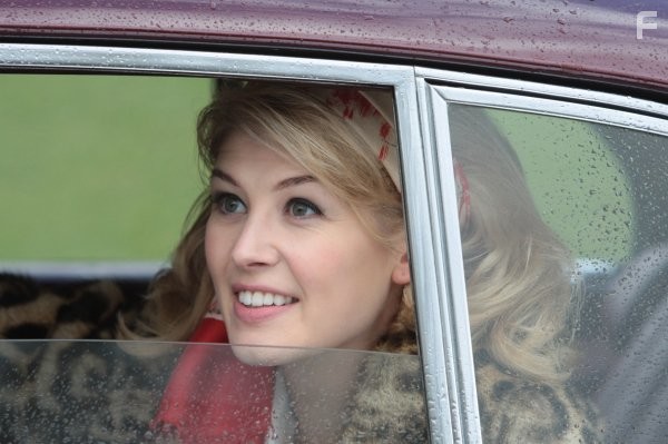 Rosamund Pike in Воспитание чувств (2009)