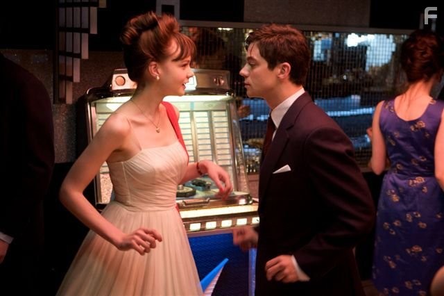 Dominic Cooper and Carey Mulligan in Воспитание чувств (2009)