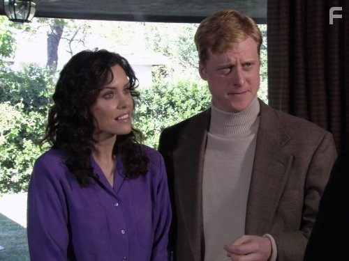 Ione Skye and Alan Tudyk in Замедленное развитие (2003)