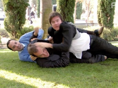 Jason Bateman, Will Arnett, and Tony Hale in Замедленное развитие (2003)