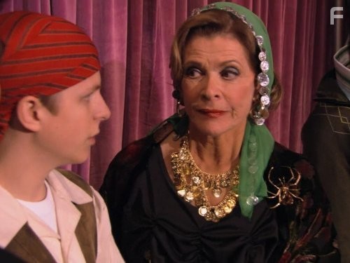 Michael Cera and Jessica Walter in Замедленное развитие (2003)