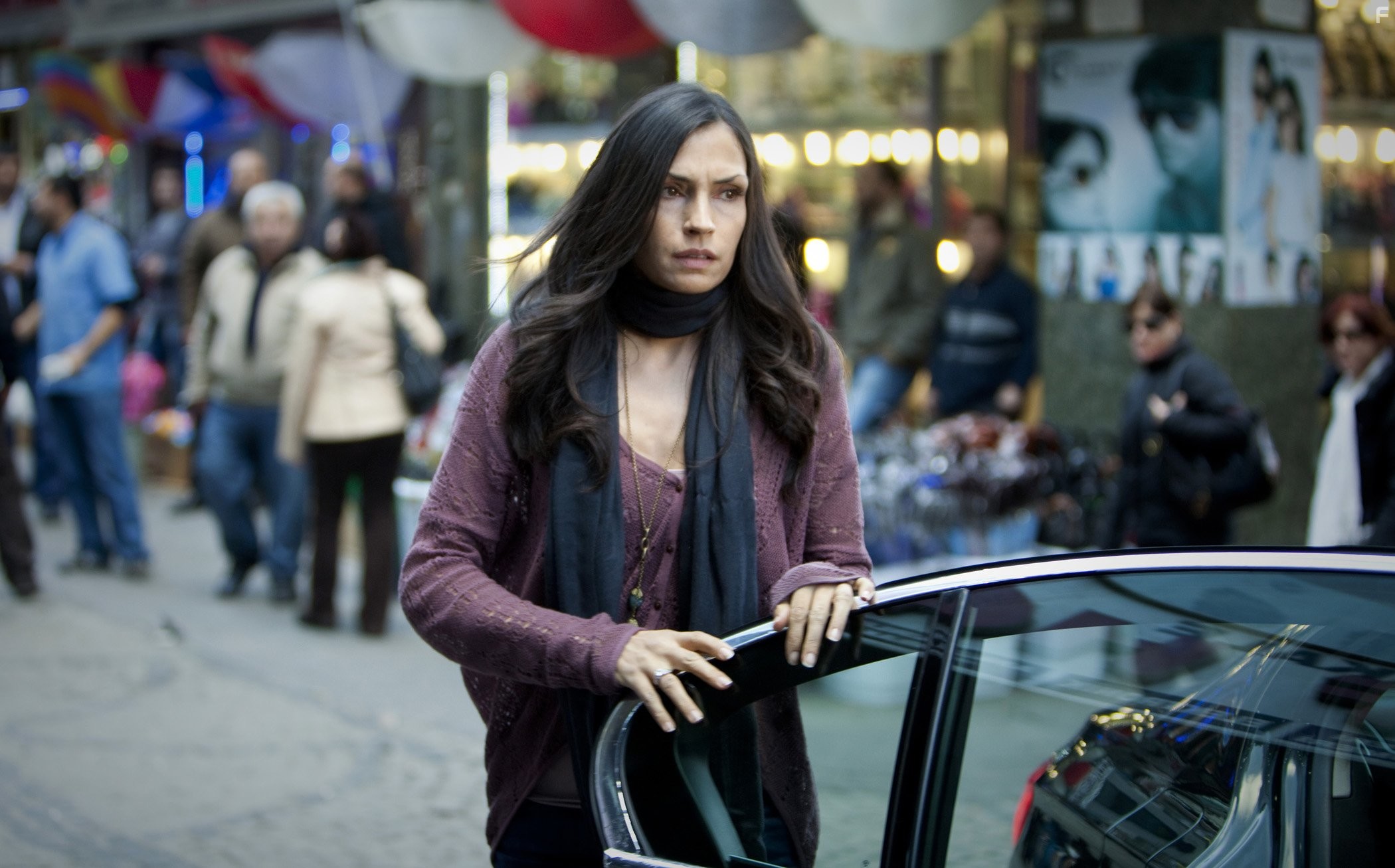 Famke Janssen in Заложница 2 (2012)