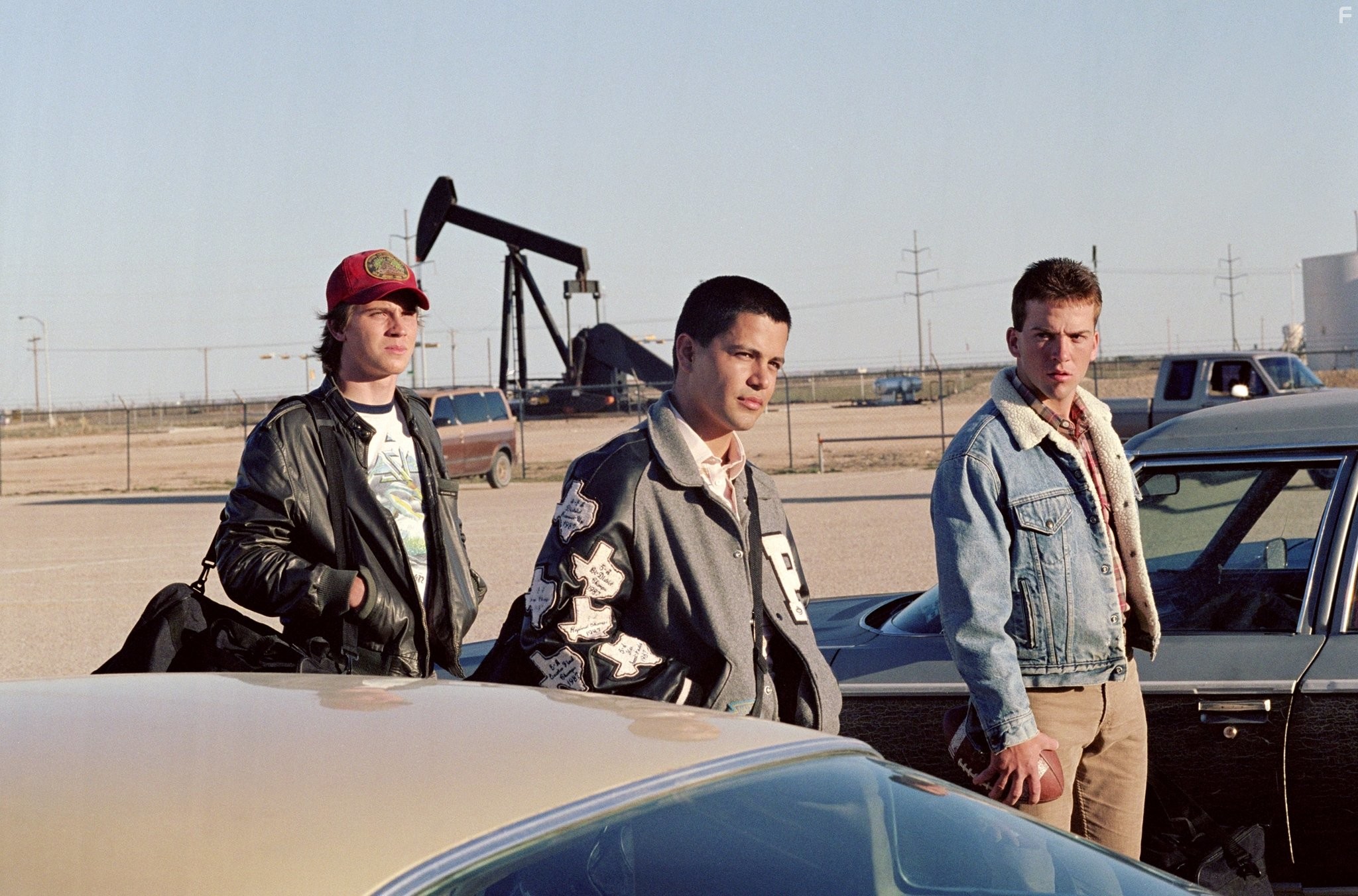 Lucas Black, Jay Hernandez, and Garrett Hedlund in В лучах славы (2004)