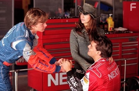 Gina Gershon, Cristi?n de la Fuente, and Kip Pardue in Гонщик (2001)