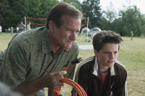 Robin Williams and Josh Hutcherson in Дурдом на колесах (2006)
