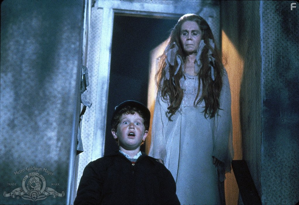 Katherine Helmond in Леди в белом (1988)