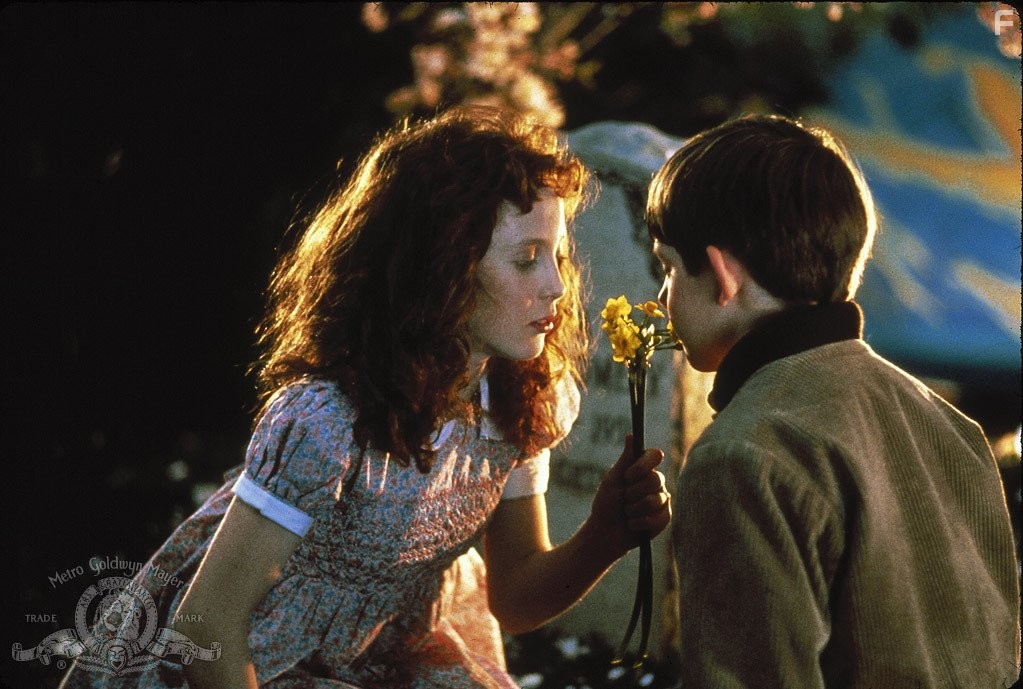 Lukas Haas and Joelle Jacobi in Леди в белом (1988)