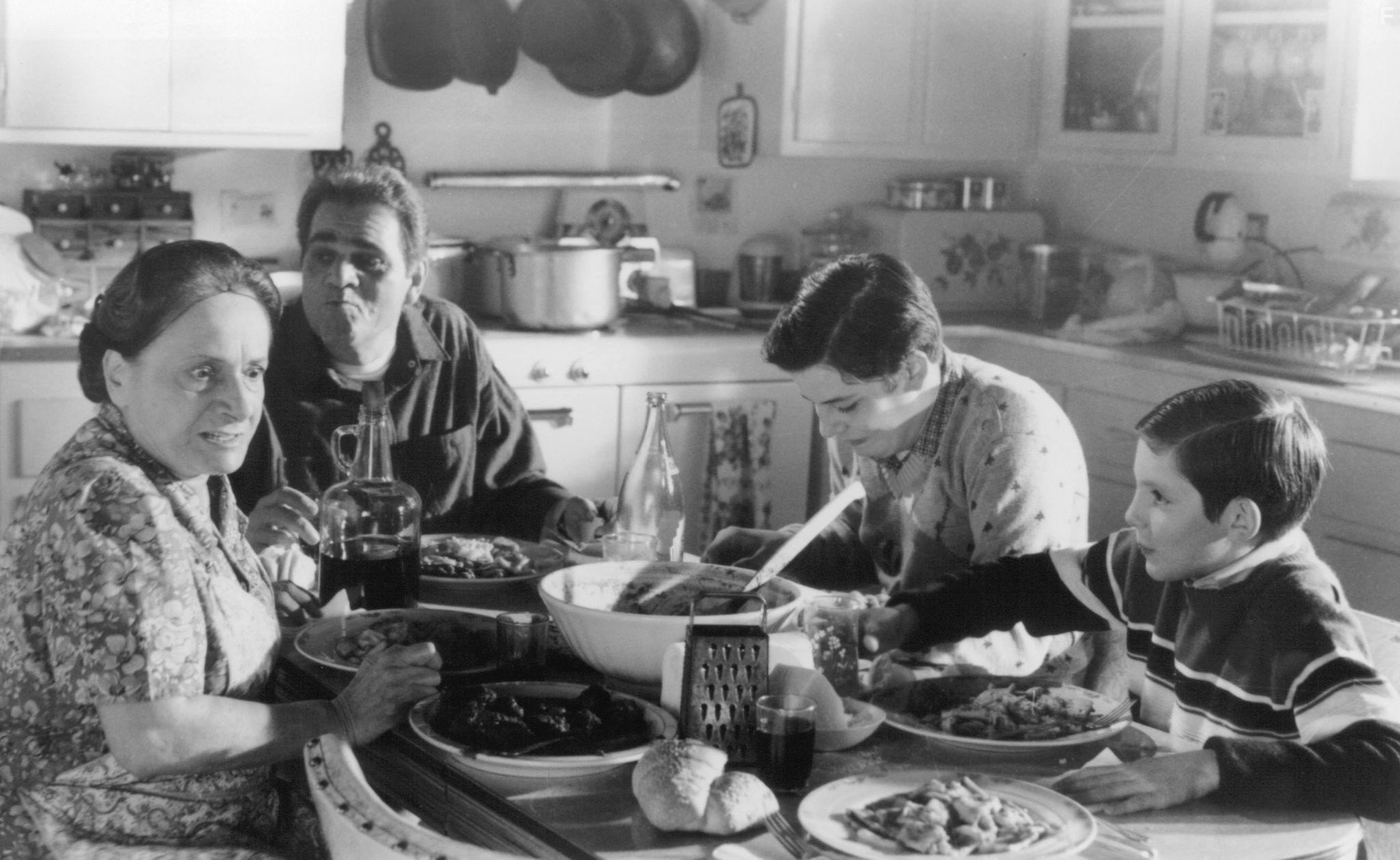 Lukas Haas and Alex Rocco in Леди в белом (1988)