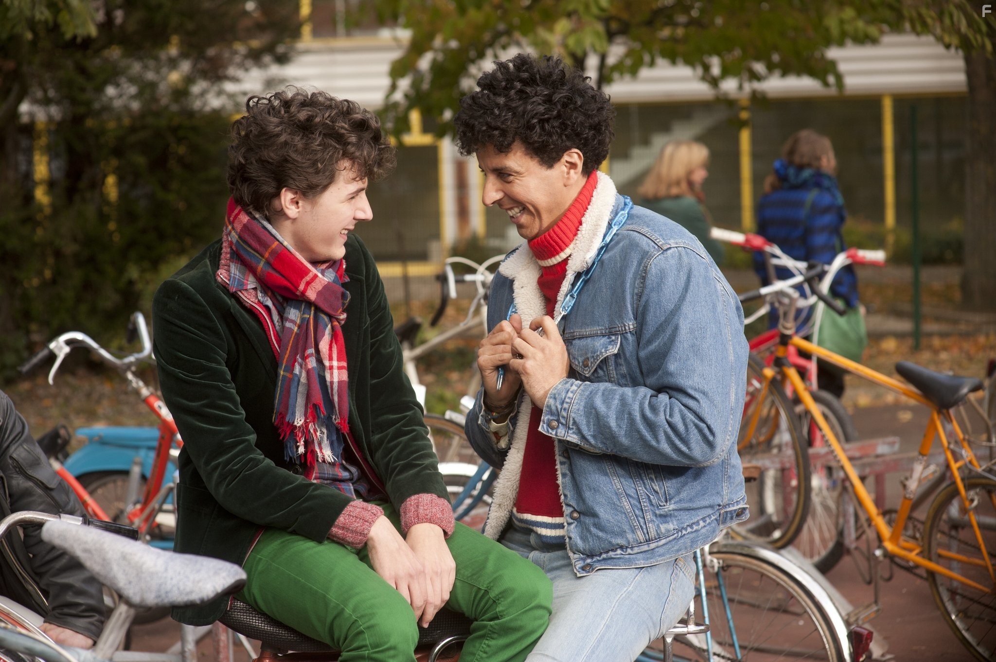 Samir Guesmi and Vincent Lacoste in Двойная жизнь Камиллы (2012)