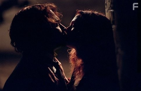 Johnny Depp and Heather Graham in Из ада (2001)