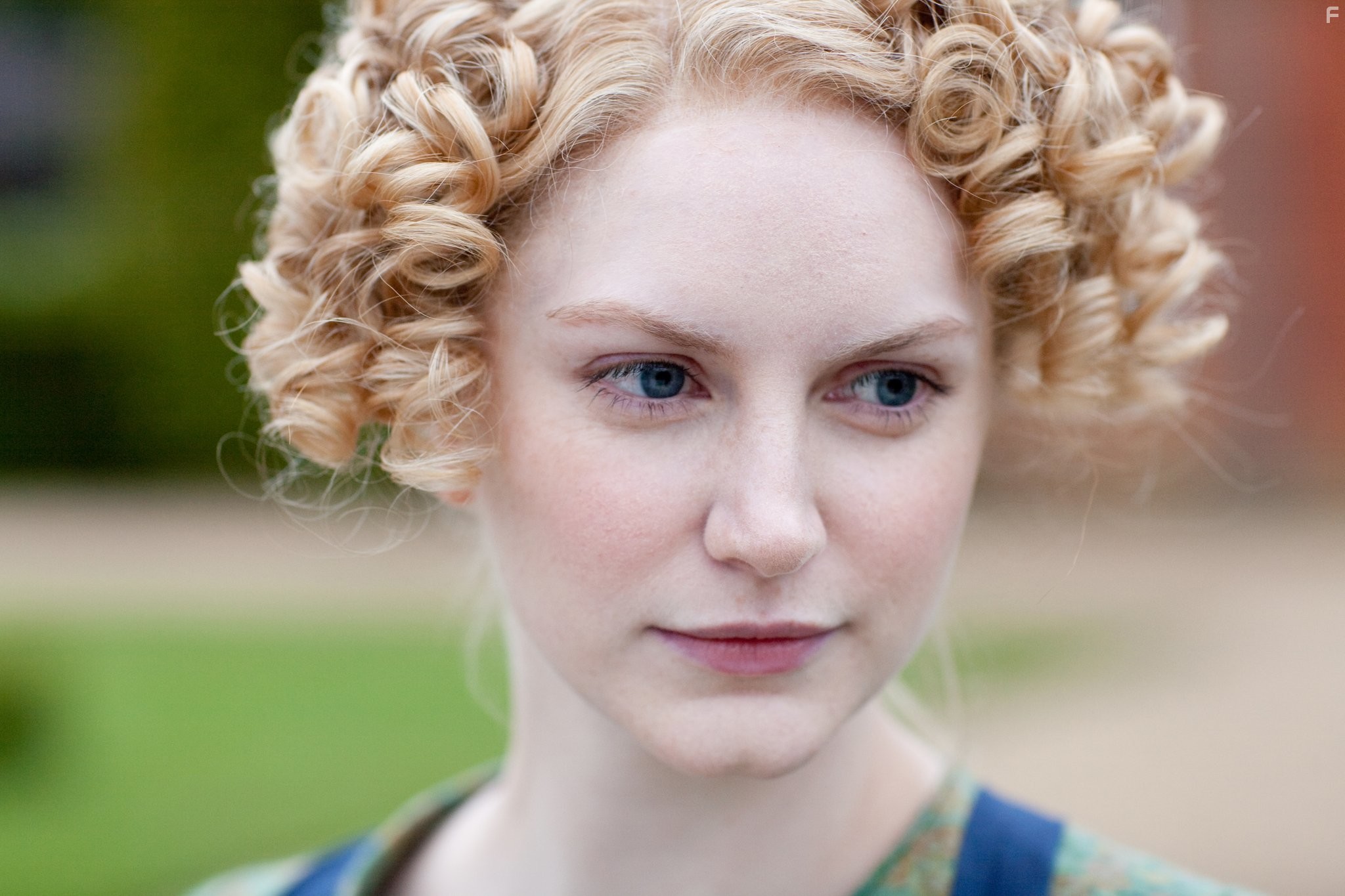 Louise Dylan in Эмма (2009)