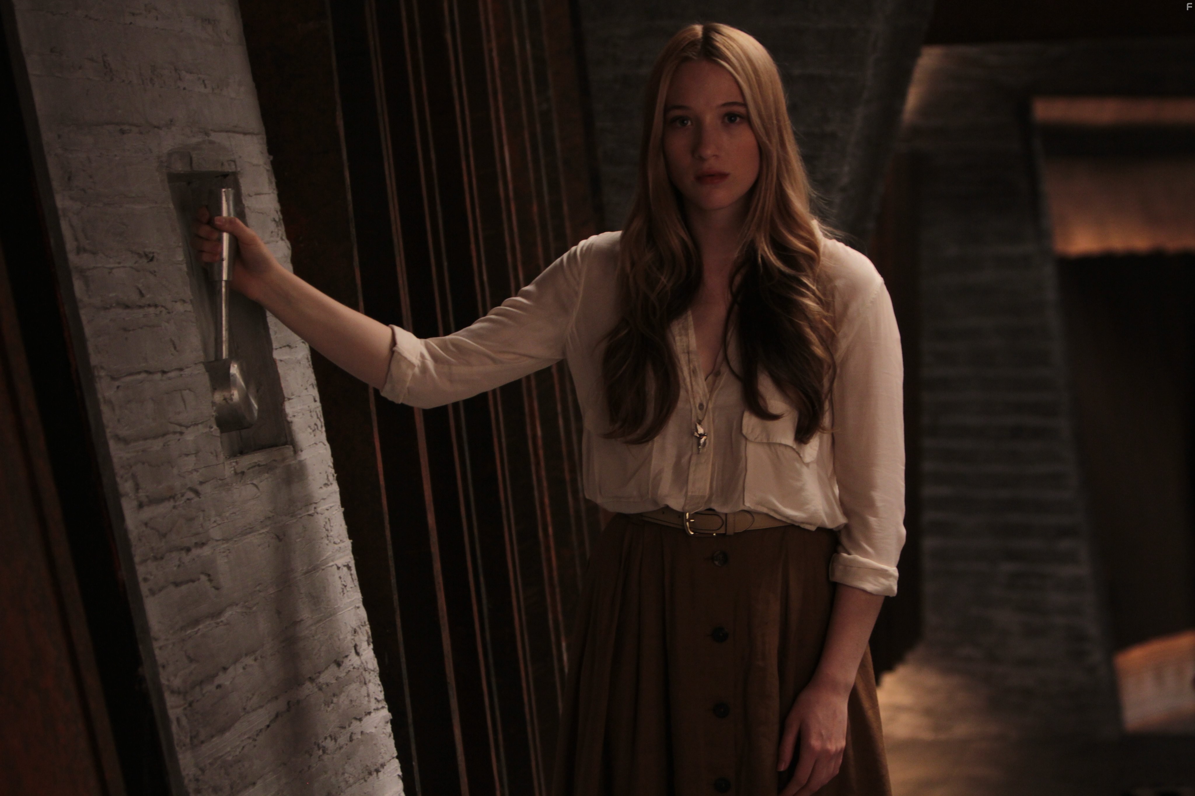 Sophie Lowe in Философы: Урок выживания (2013)