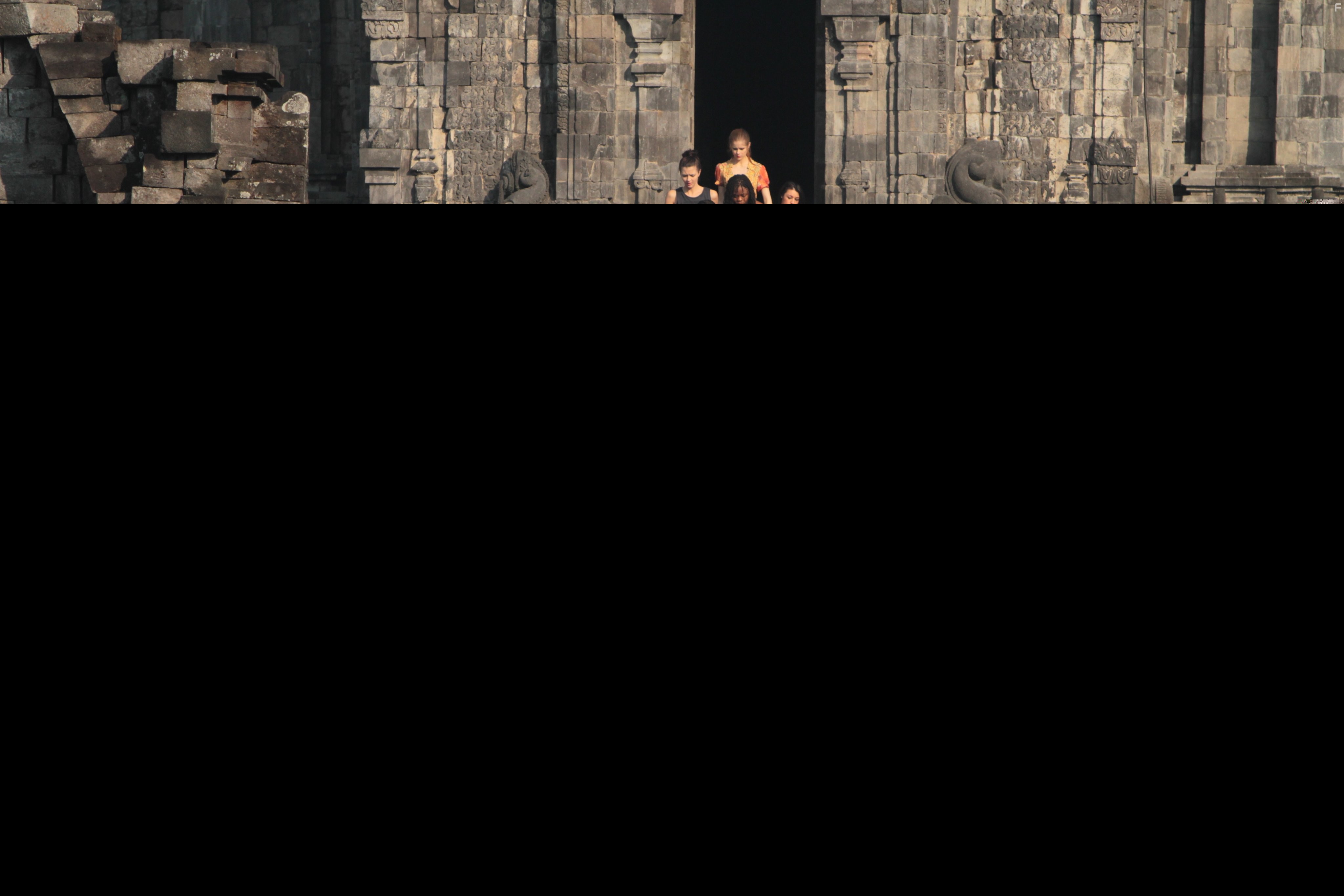 James D'Arcy, Daryl Sabara, Bonnie Wright, Rhys Wakefield, Freddie Stroma, Maia Mitchell, Sophie Lowe, Katie Findlay, Erin Moriarty, and Jacob Artist in Философы: Урок выживания (2013)