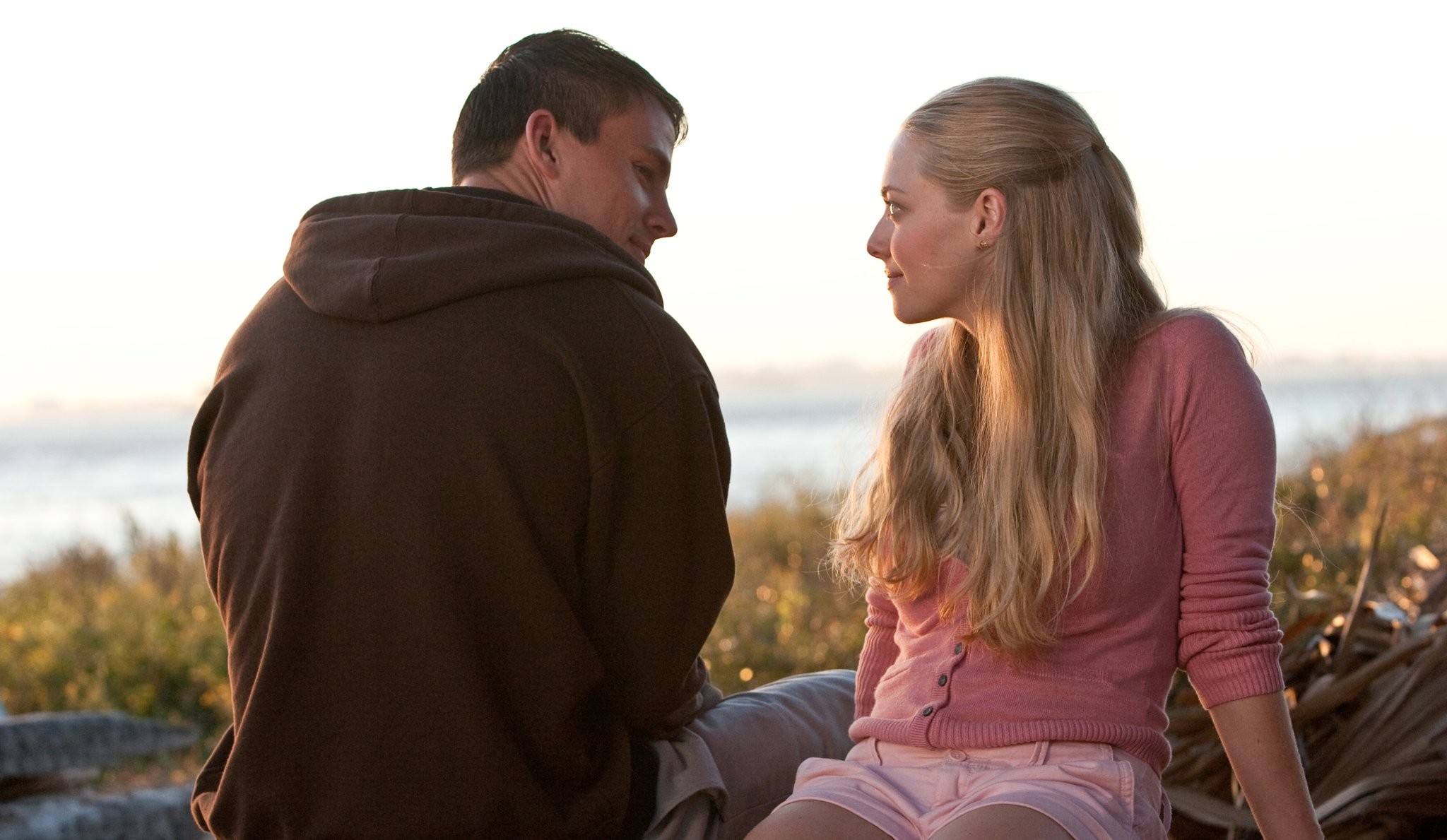 Amanda Seyfried and Channing Tatum in Дорогой Джон (2010)