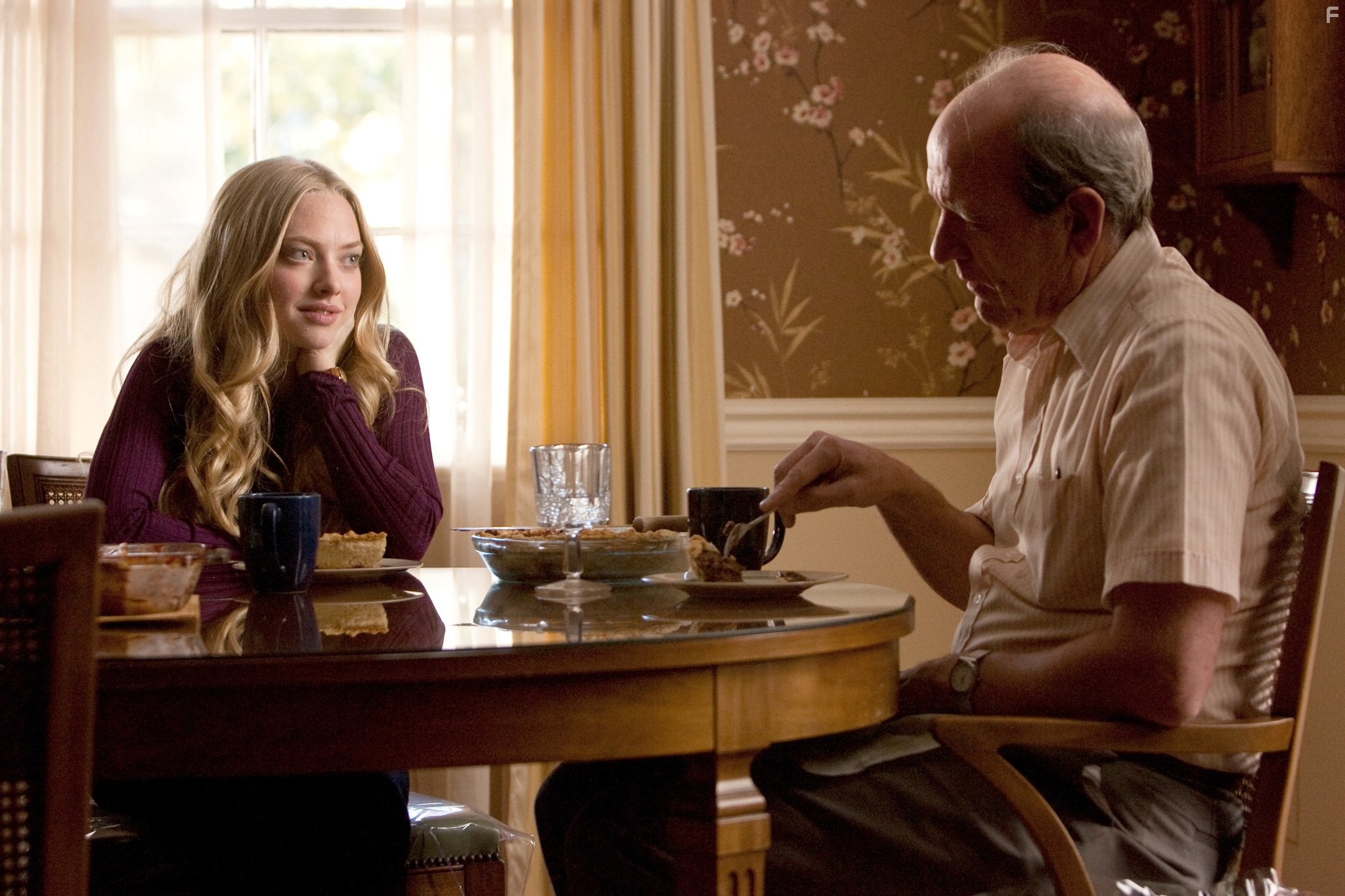 Richard Jenkins and Amanda Seyfried in Дорогой Джон (2010)