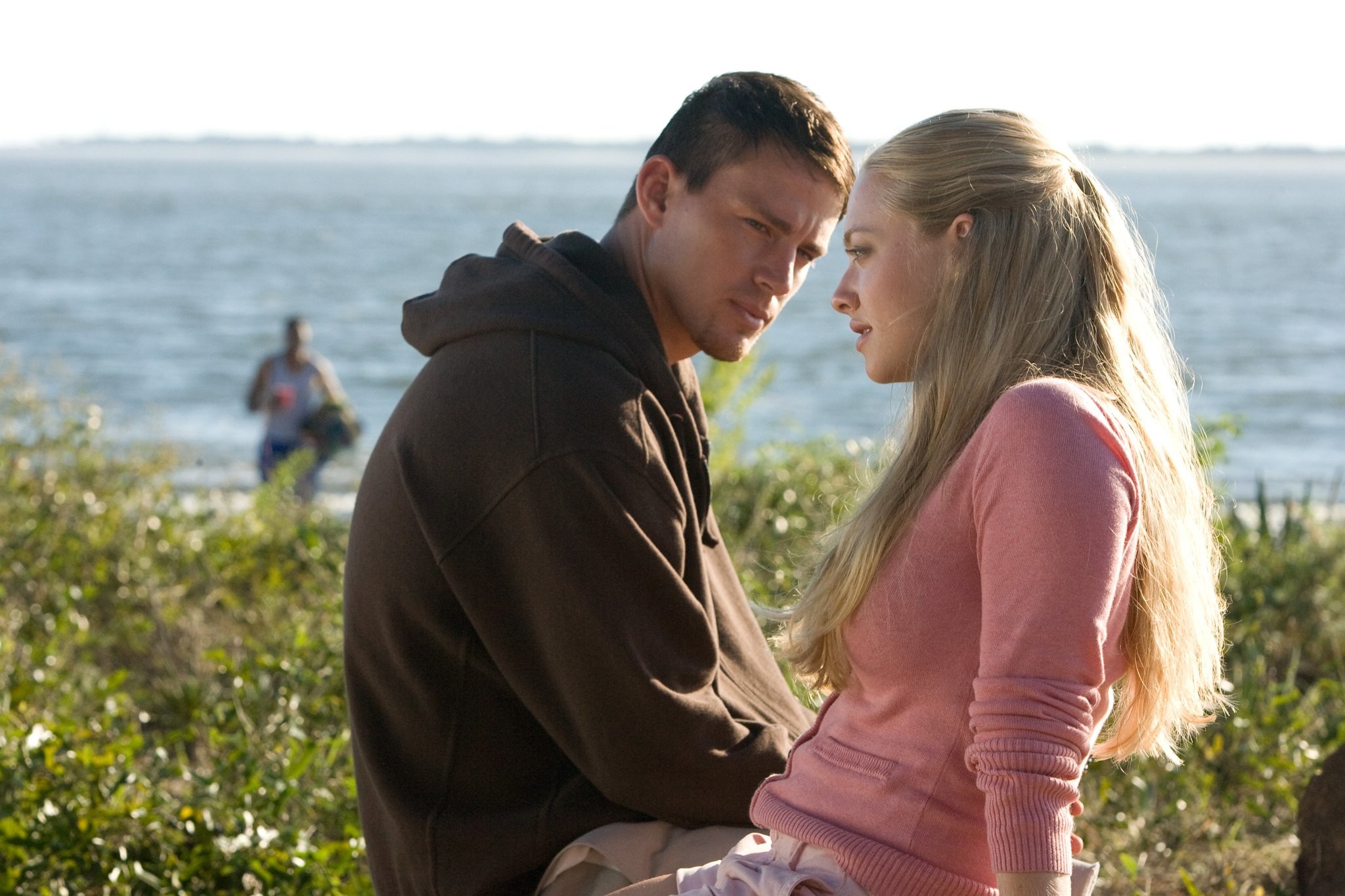 Amanda Seyfried and Channing Tatum in Дорогой Джон (2010)