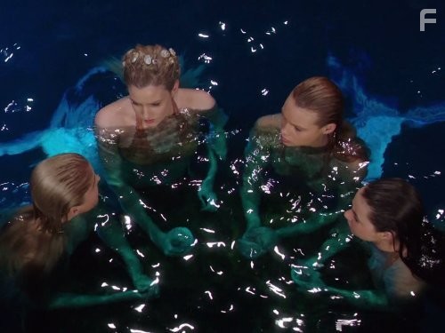 Ivy Latimer, Jenna Rosenow, Amy Ruffle, and Lucy Fry in Тайны острова Мако (2013)