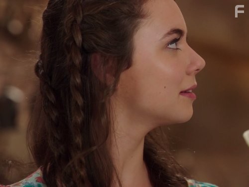 Ivy Latimer in Тайны острова Мако (2013)