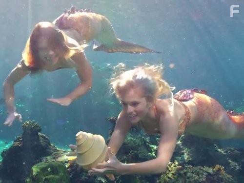 Amy Ruffle and Lucy Fry in Тайны острова Мако (2013)