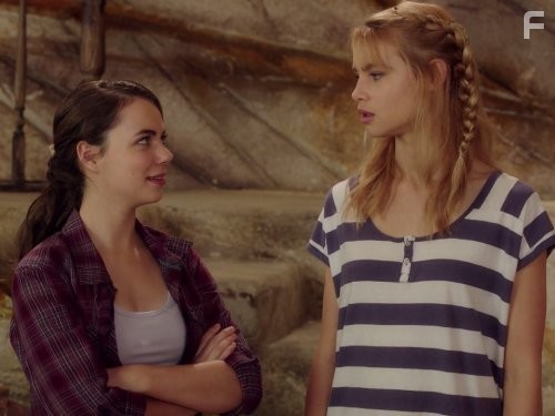 Ivy Latimer and Lucy Fry in Тайны острова Мако (2013)