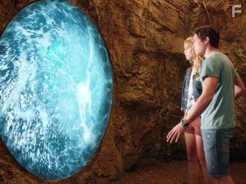 Lucy Fry and Chai Romruen in Тайны острова Мако (2013)