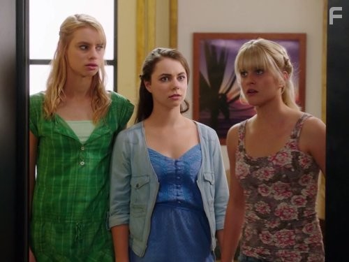 Ivy Latimer, Amy Ruffle, and Lucy Fry in Тайны острова Мако (2013)