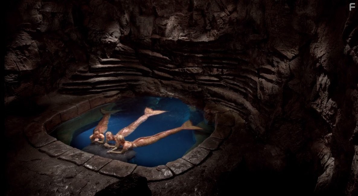 Allie Bertram, Isabel Durant, and Amy Ruffle in Тайны острова Мако (2013)