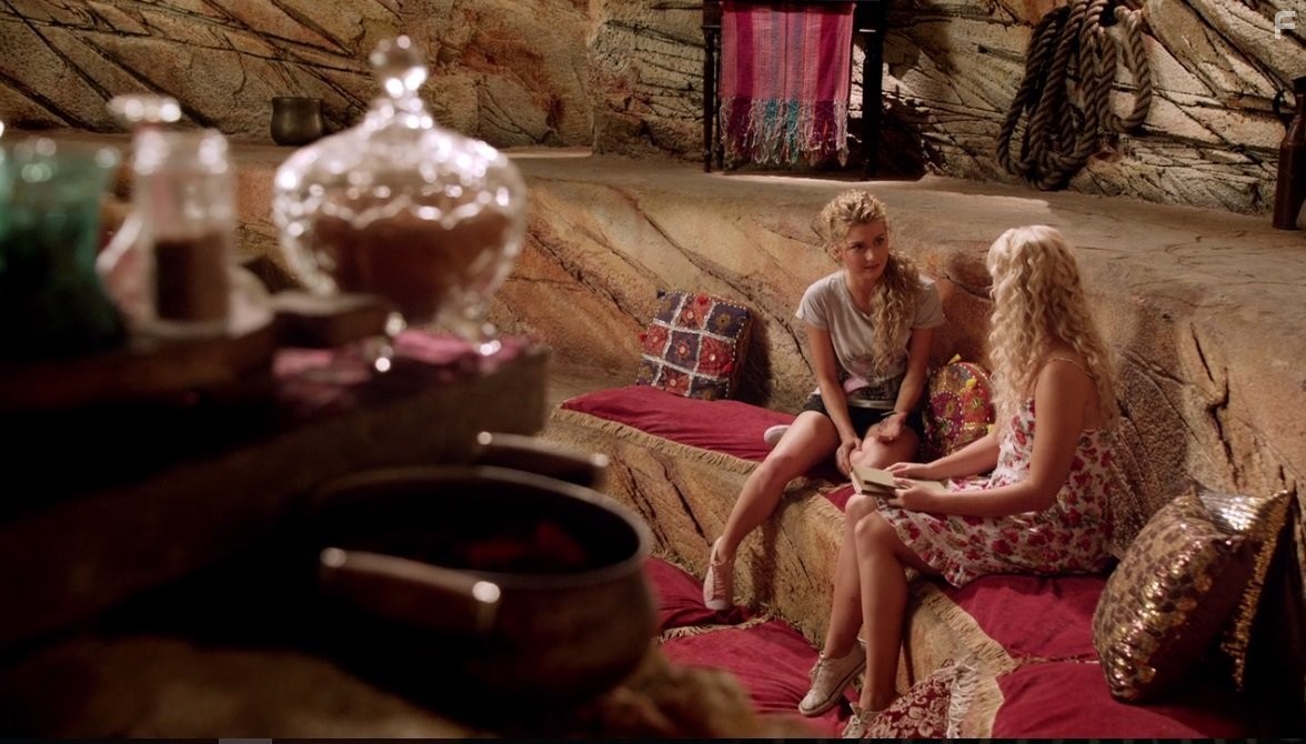 Amy Ruffle in Тайны острова Мако (2013)