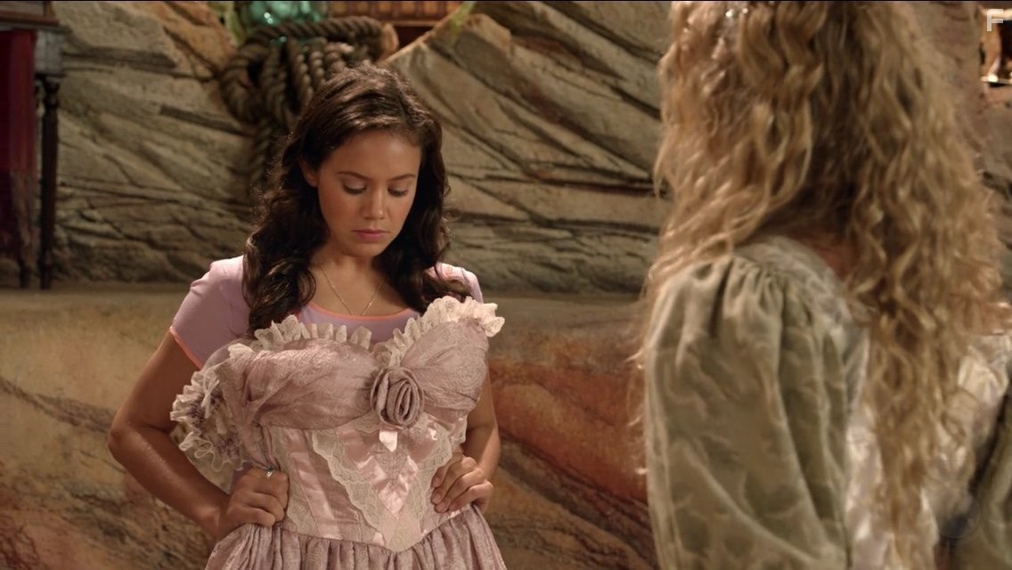 Allie Bertram and Isabel Durant in Тайны острова Мако (2013)