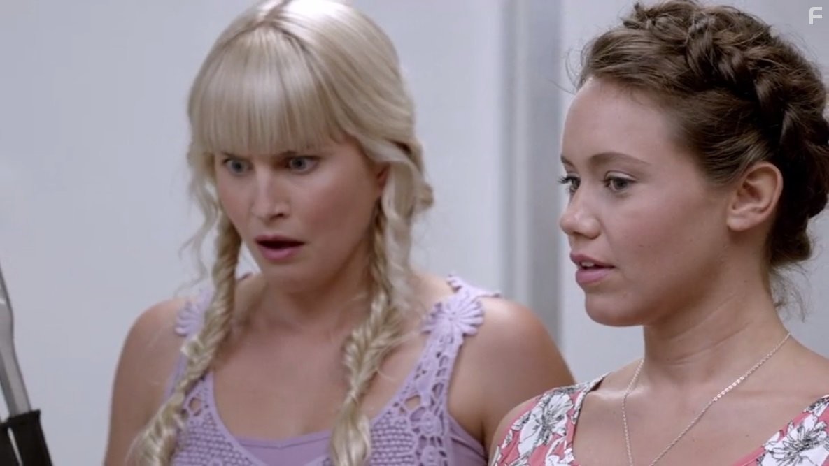 Allie Bertram and Amy Ruffle in Тайны острова Мако (2013)