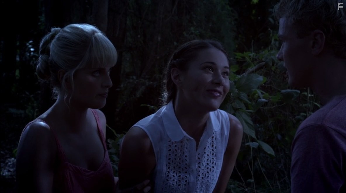 Gemma Forsyth, Dominic Deutscher, and Amy Ruffle in Тайны острова Мако (2013)