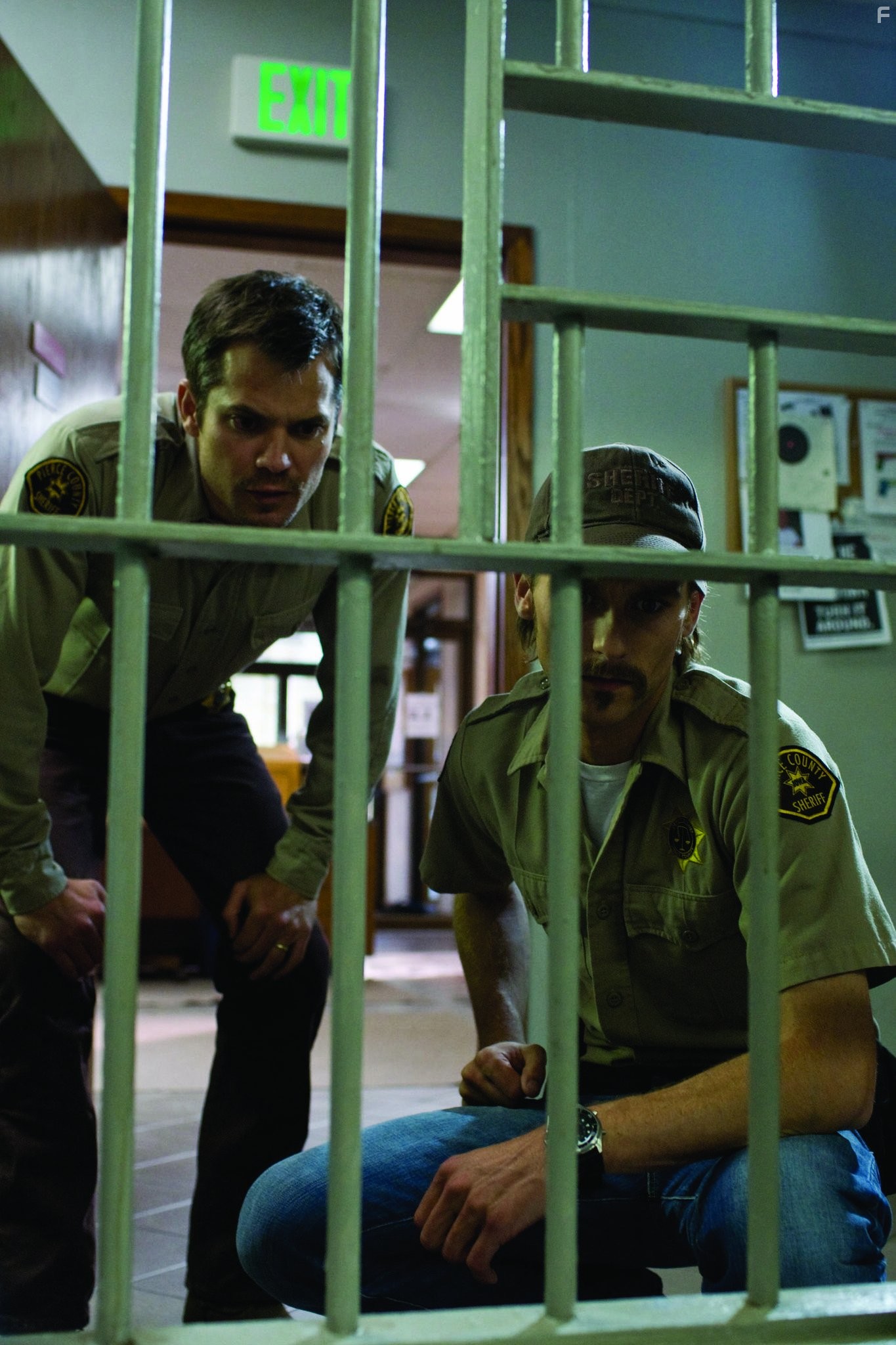 Timothy Olyphant and Joe Anderson in Безумцы (2010)