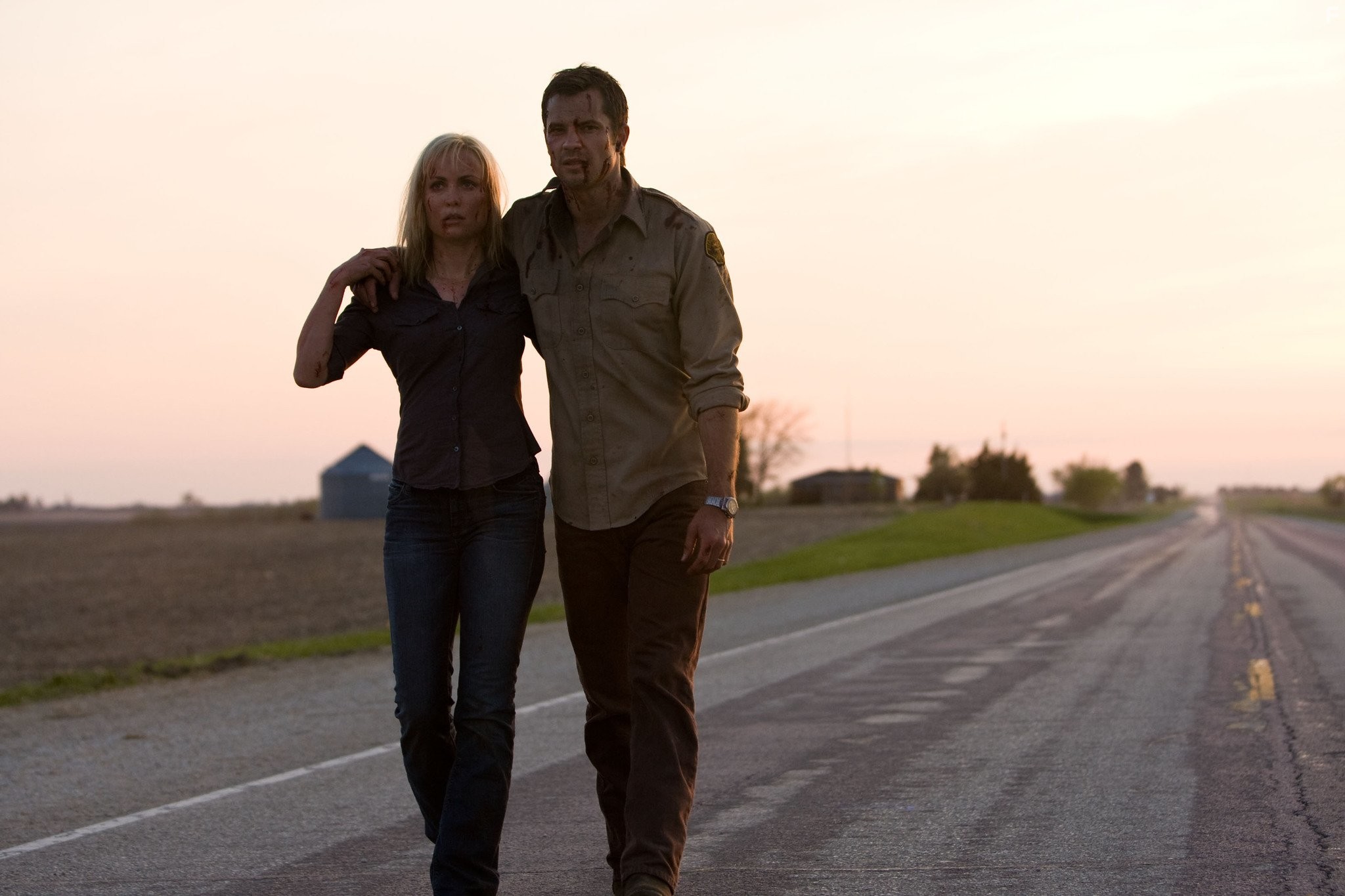 Radha Mitchell and Timothy Olyphant in Безумцы (2010)