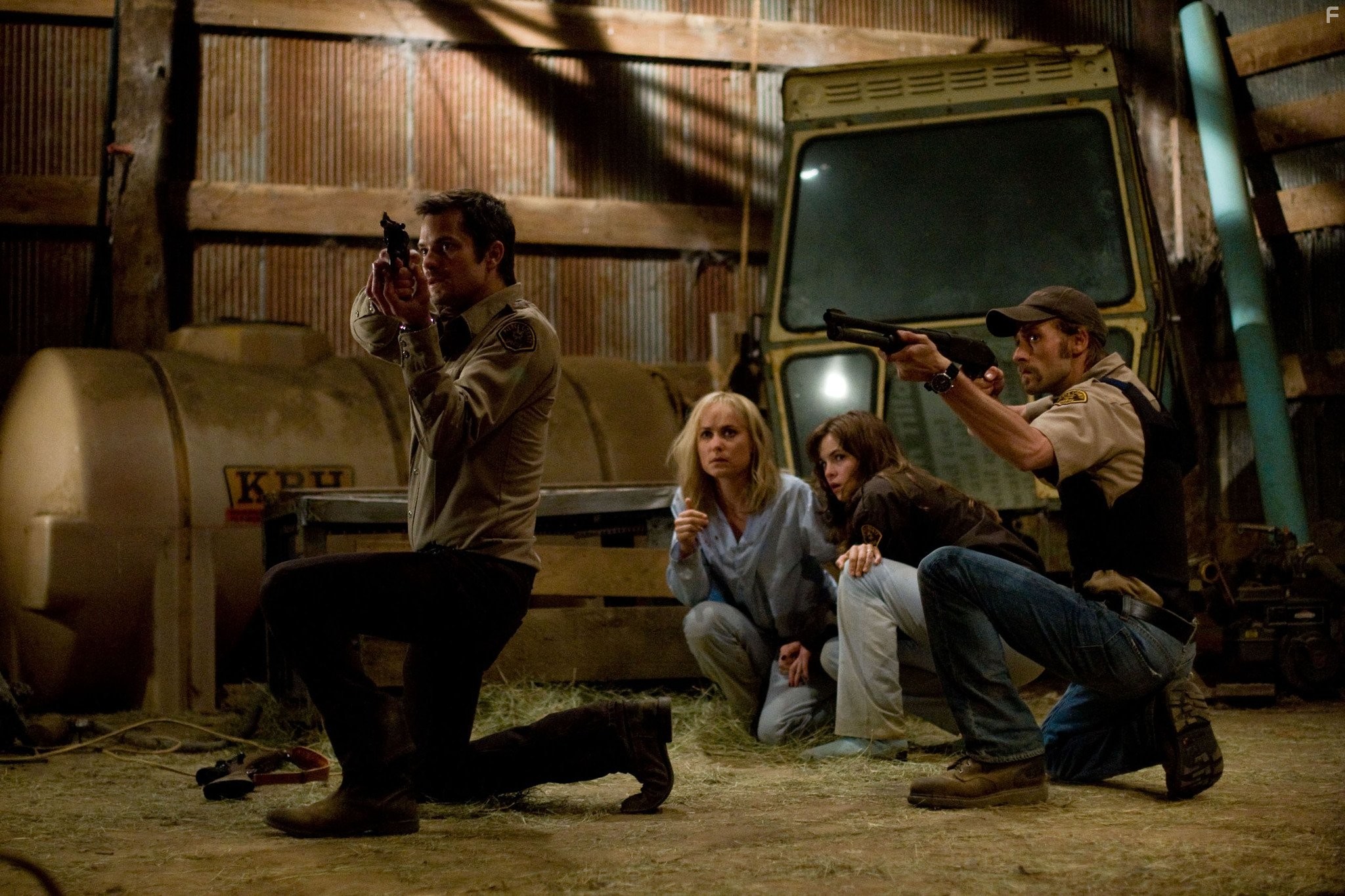 Radha Mitchell, Timothy Olyphant, Danielle Panabaker, and Joe Anderson in Безумцы (2010)