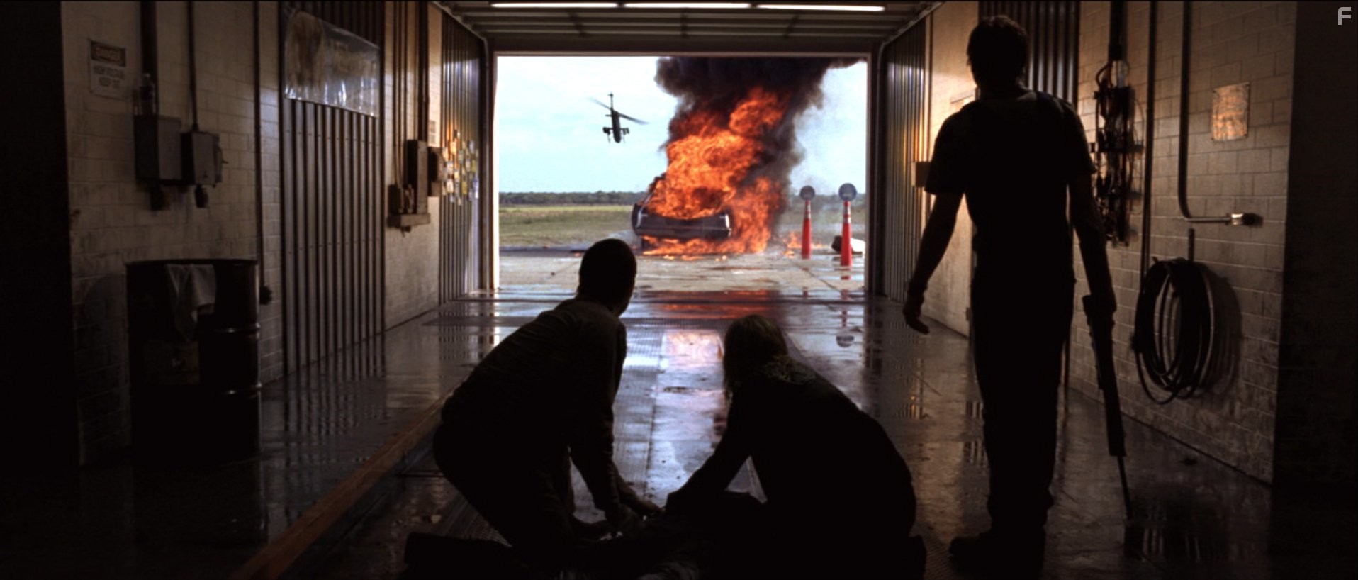 Radha Mitchell and Timothy Olyphant in Безумцы (2010)