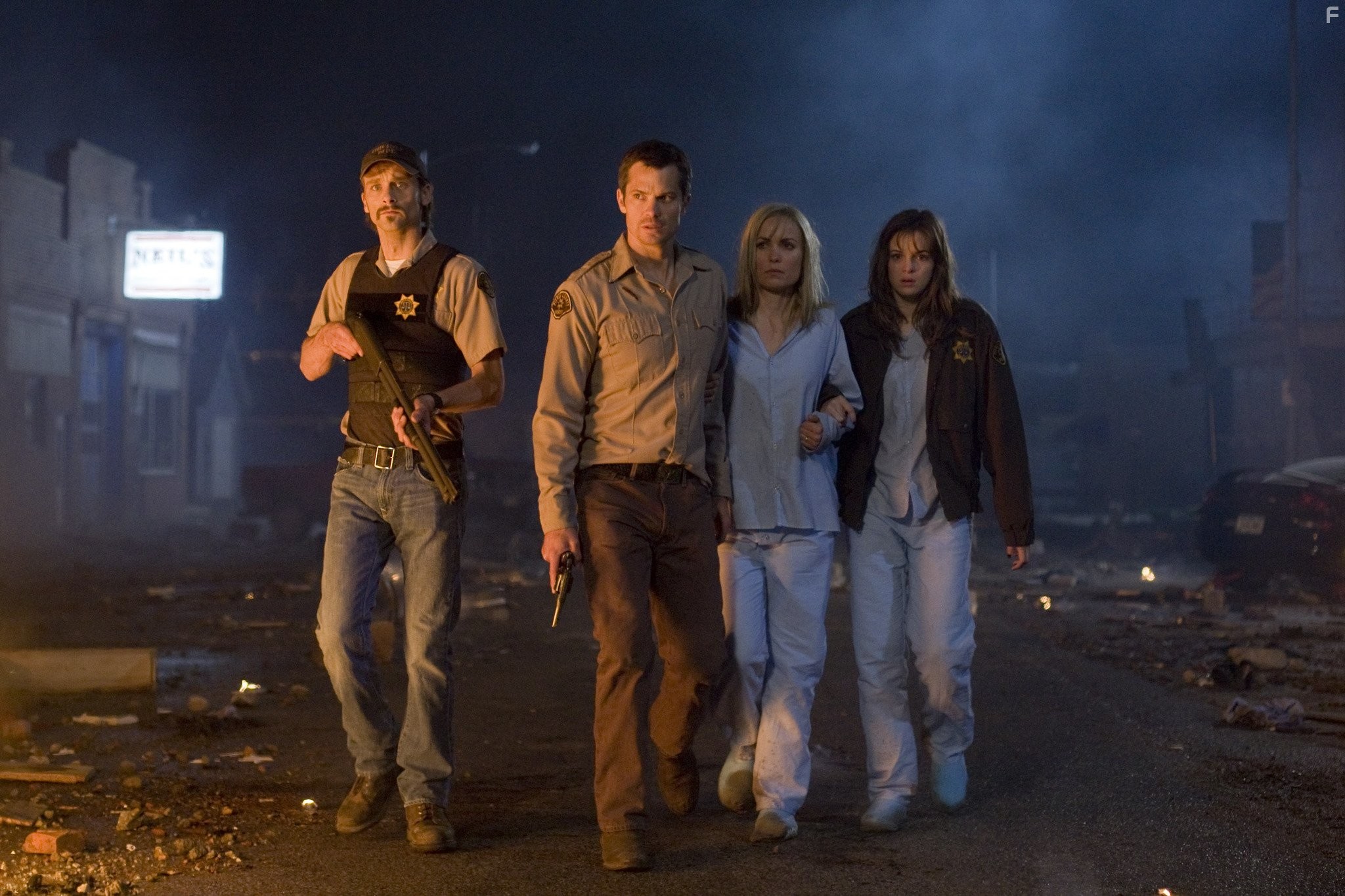 Radha Mitchell, Timothy Olyphant, Danielle Panabaker, and Joe Anderson in Безумцы (2010)