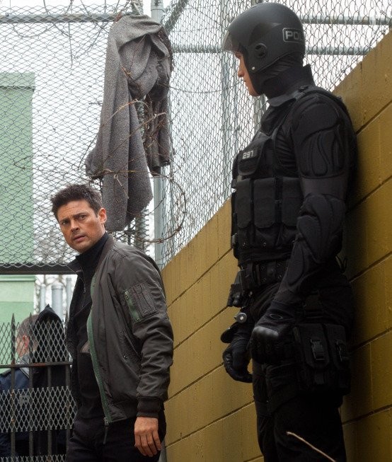 Karl Urban in Почти человек (2013)
