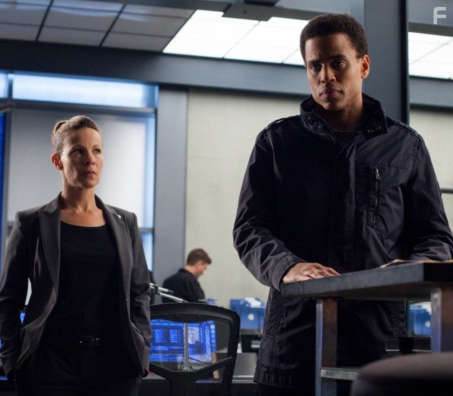 Lili Taylor and Michael Ealy in Почти человек (2013)