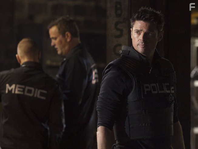Karl Urban in Почти человек (2013)