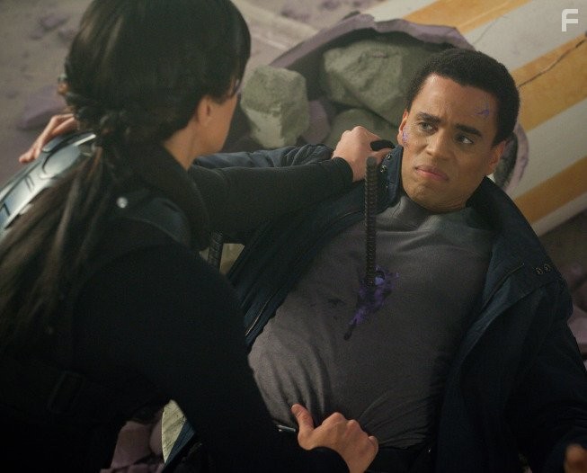 Michael Ealy and Gina Carano in Почти человек (2013)