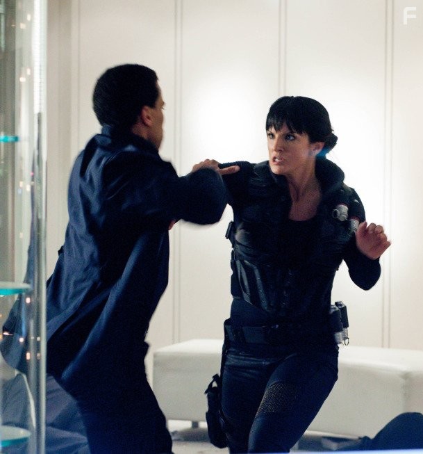 Michael Ealy and Gina Carano in Почти человек (2013)