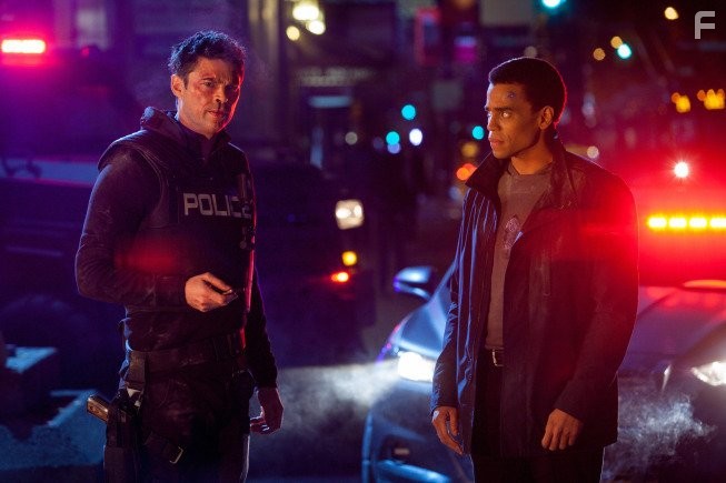 Karl Urban and Michael Ealy in Почти человек (2013)