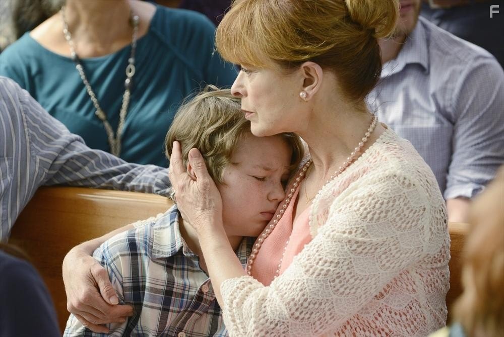 Frances Fisher and Landon Gimenez in Воскрешение (2014)